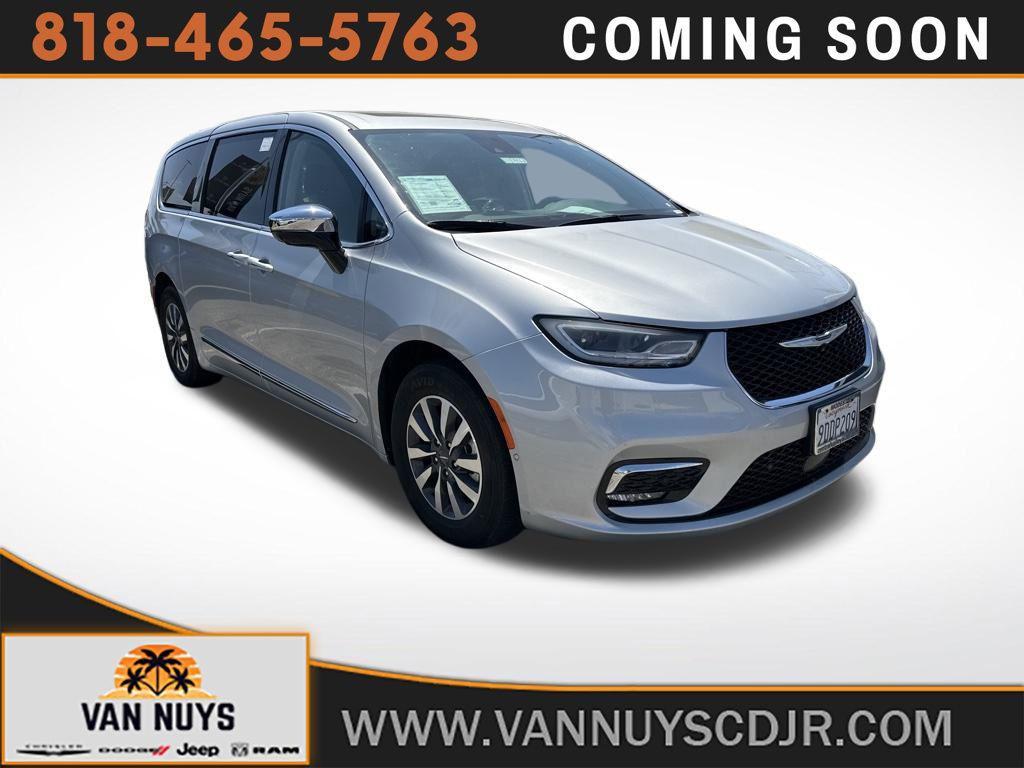 used 2023 Chrysler Pacifica Hybrid car, priced at $34,000