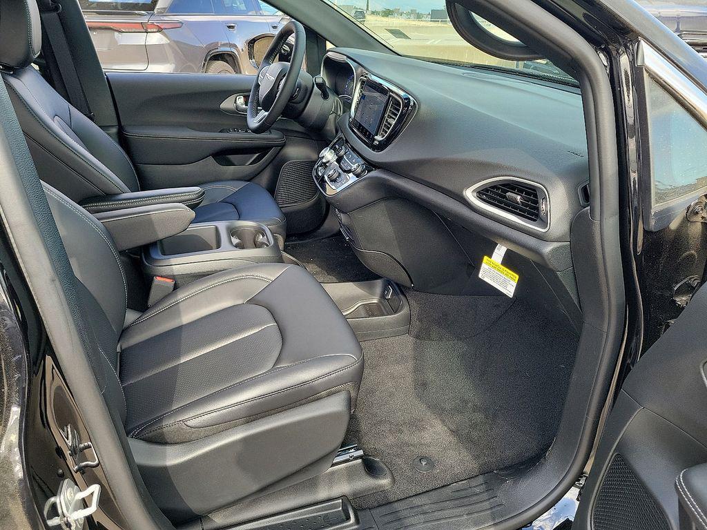 new 2025 Chrysler Voyager car, priced at $33,604
