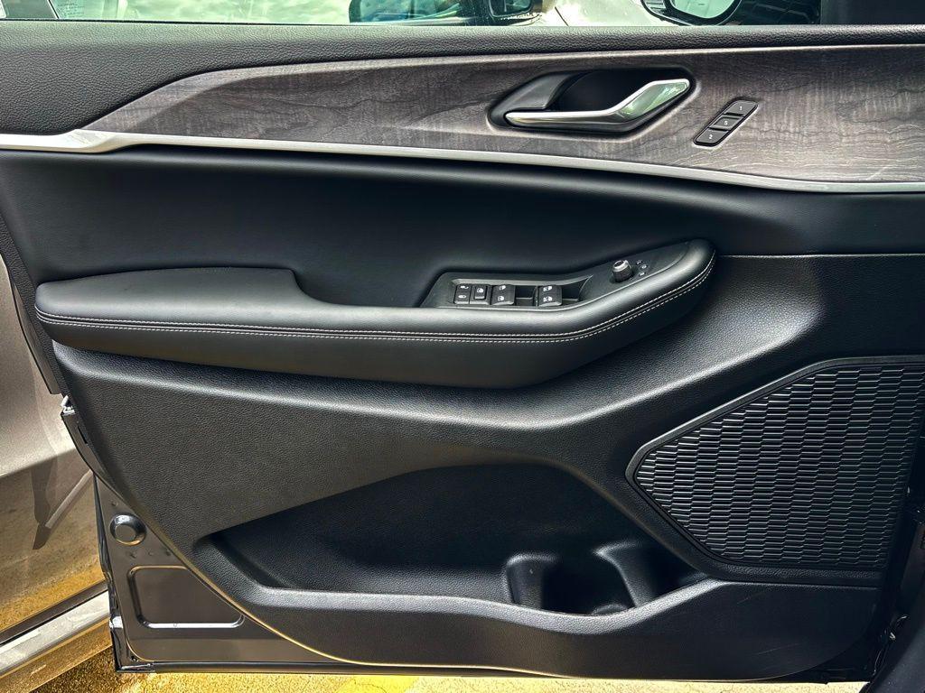 new 2025 Jeep Grand Cherokee car, priced at $42,112