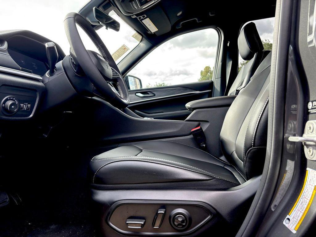new 2025 Jeep Grand Cherokee car, priced at $42,112