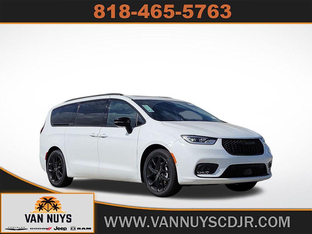 new 2025 Chrysler Pacifica car, priced at $47,953