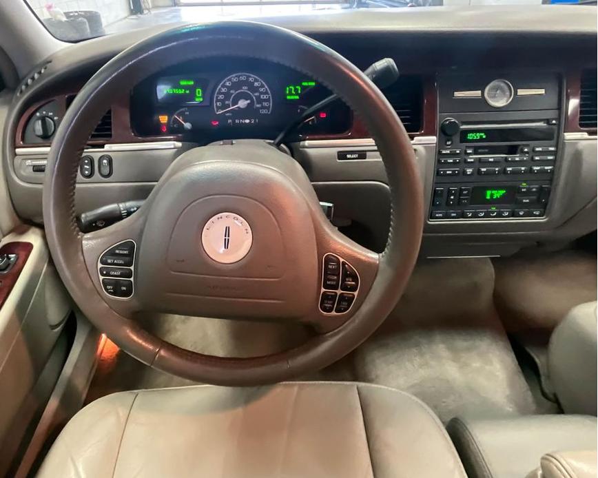 used 2004 Lincoln Town Car car, priced at $6,386