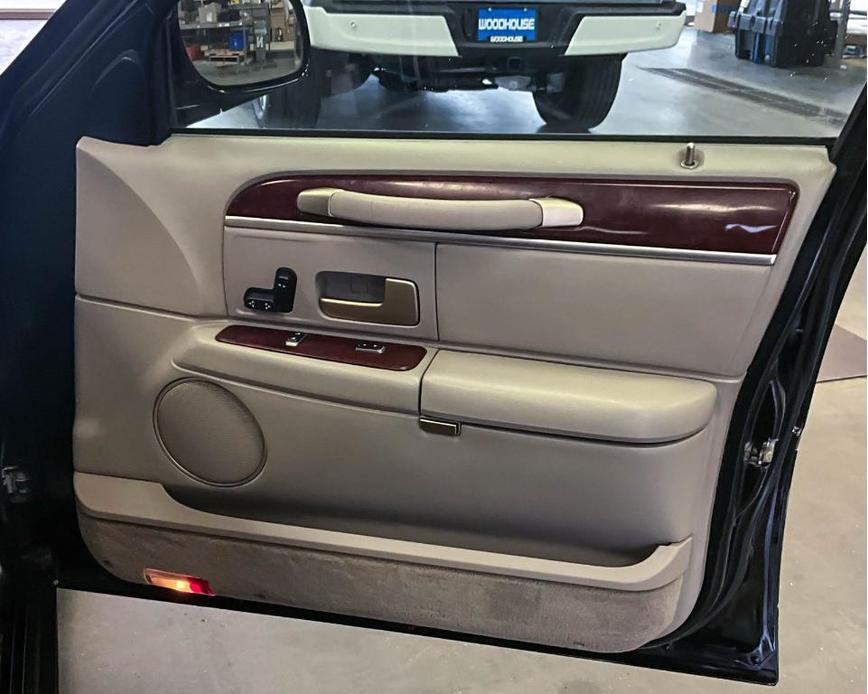 used 2004 Lincoln Town Car car, priced at $6,386