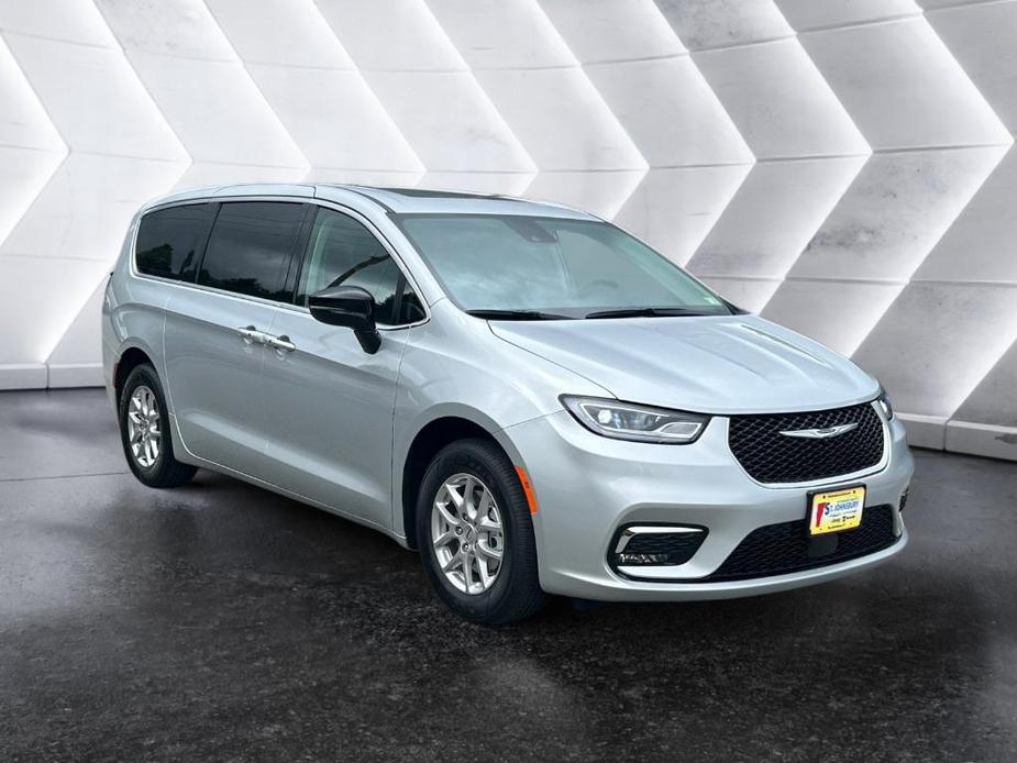 new 2024 Chrysler Pacifica car, priced at $39,546