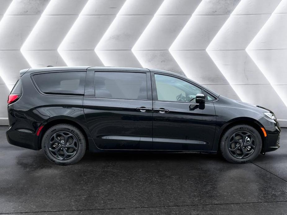 new 2023 Chrysler Pacifica Hybrid car, priced at $45,909