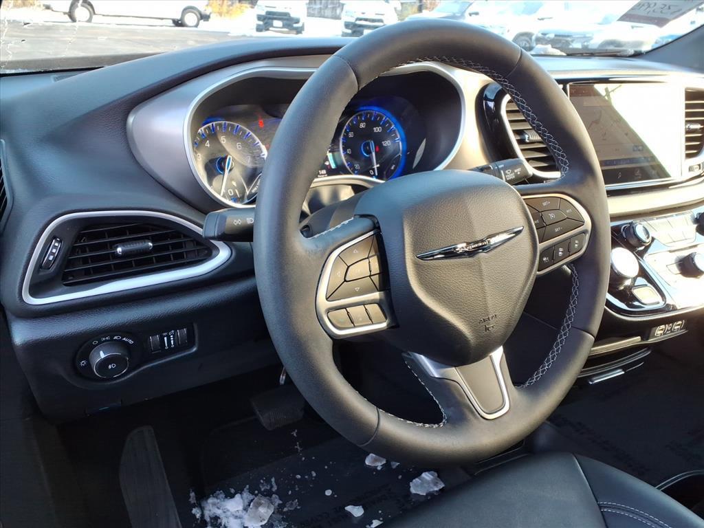 used 2025 Chrysler Pacifica car, priced at $35,995