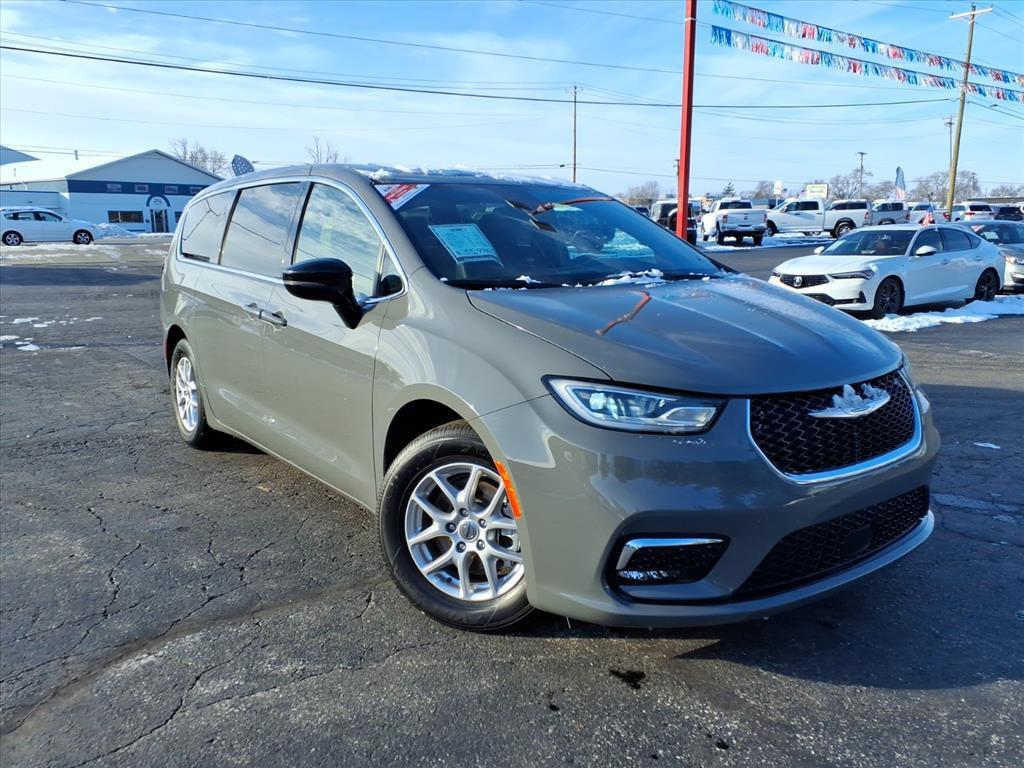 used 2025 Chrysler Pacifica car, priced at $35,995