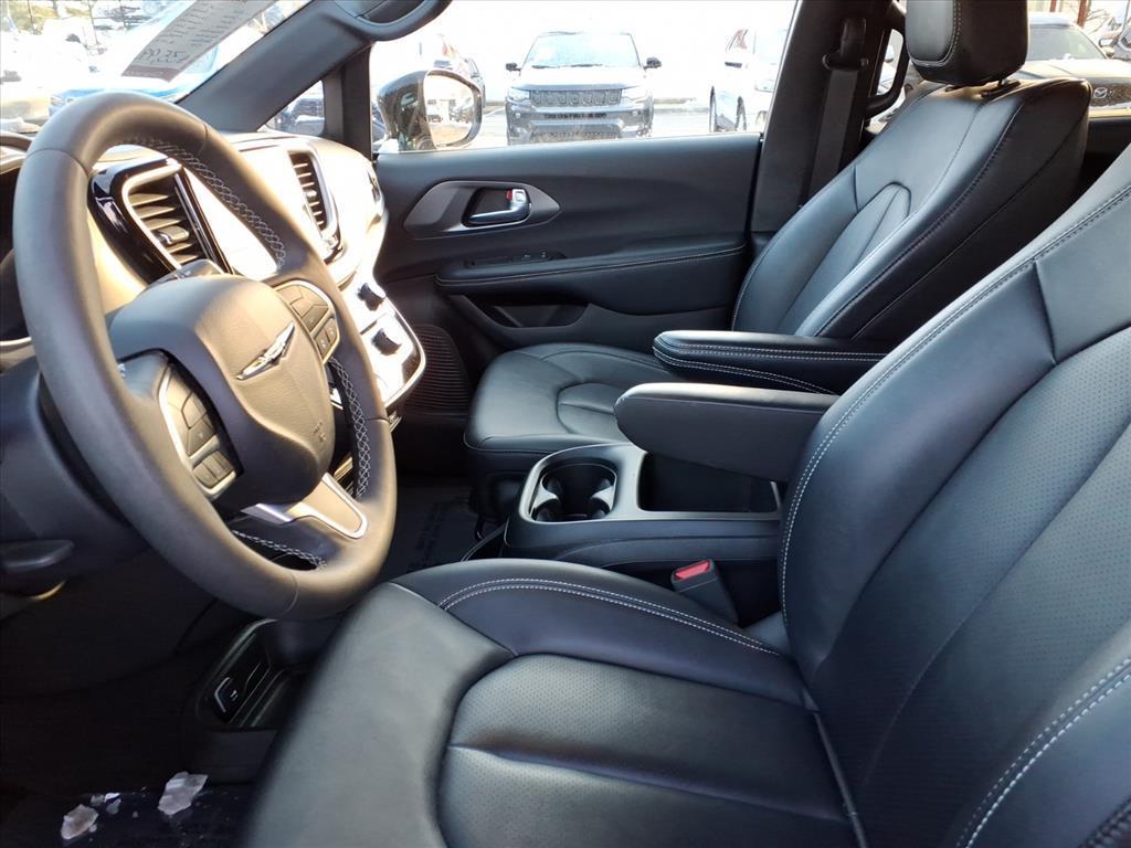 used 2025 Chrysler Pacifica car, priced at $35,995