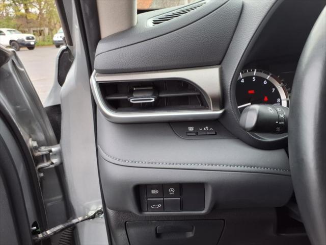 used 2023 Toyota Highlander car, priced at $32,995