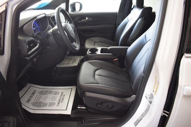 new 2025 Chrysler Pacifica car, priced at $46,378
