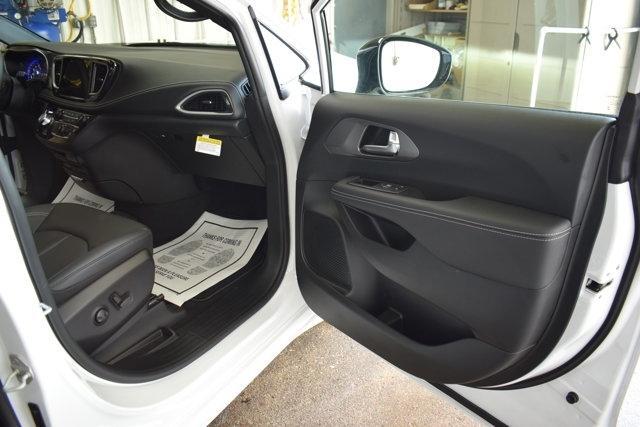 new 2025 Chrysler Pacifica car, priced at $46,378