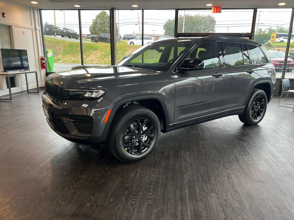 new 2025 Jeep Grand Cherokee car, priced at $43,250