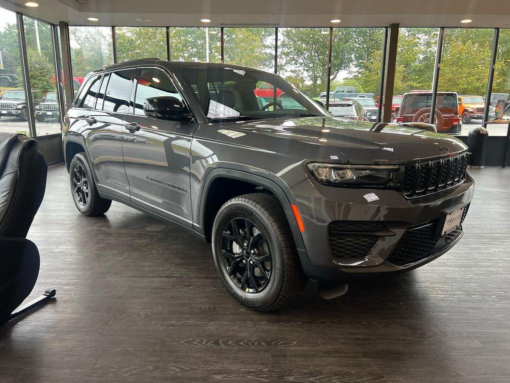 new 2025 Jeep Grand Cherokee car, priced at $43,250