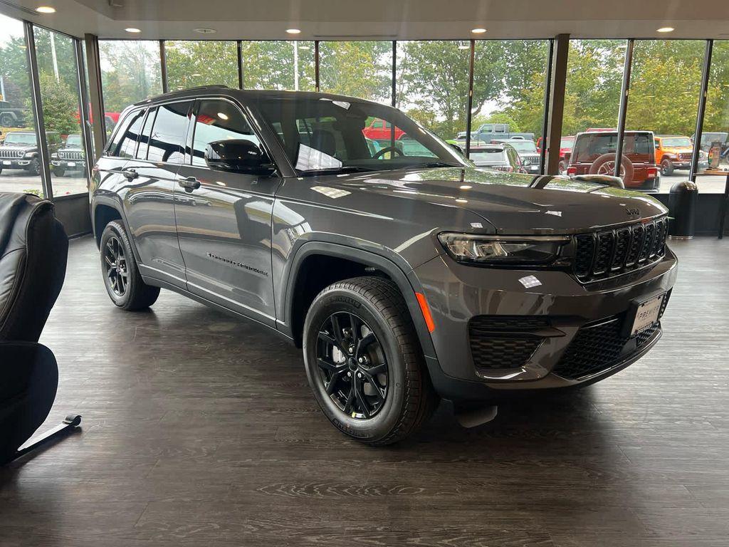 new 2025 Jeep Grand Cherokee car, priced at $43,250