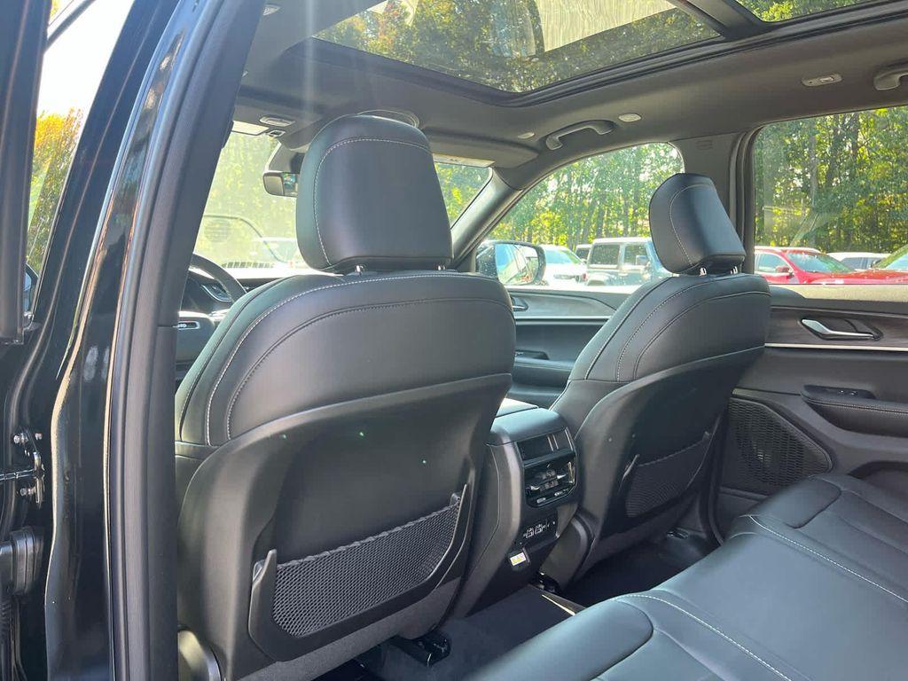 new 2025 Jeep Grand Cherokee car, priced at $45,250