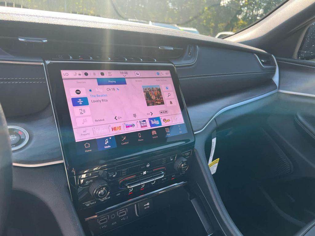 new 2025 Jeep Grand Cherokee car, priced at $45,250