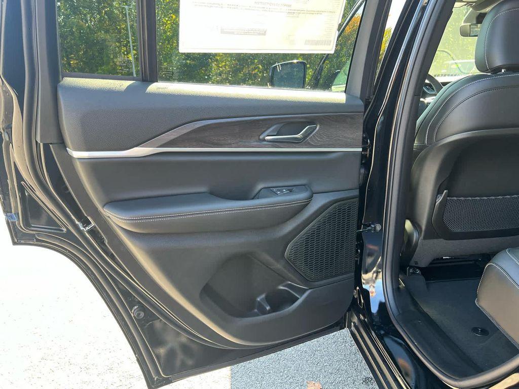 new 2025 Jeep Grand Cherokee car, priced at $45,250