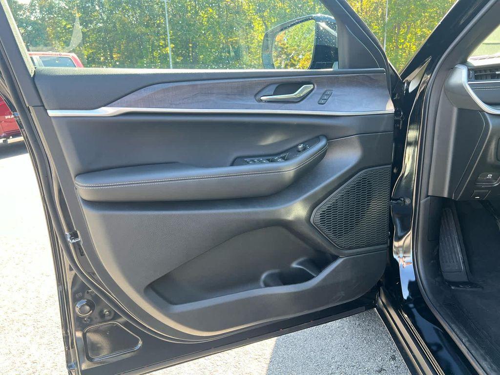 new 2025 Jeep Grand Cherokee car, priced at $45,250