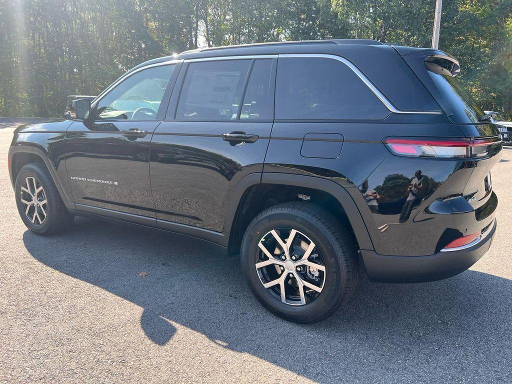 new 2025 Jeep Grand Cherokee car, priced at $45,250