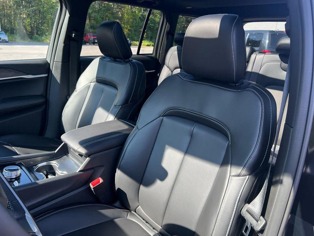 new 2025 Jeep Grand Cherokee car, priced at $45,250