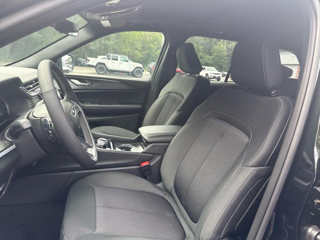 new 2025 Jeep Grand Cherokee car, priced at $39,750