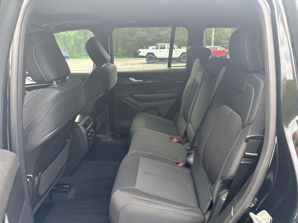 new 2025 Jeep Grand Cherokee car, priced at $39,750