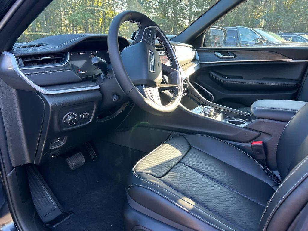 new 2025 Jeep Grand Cherokee car, priced at $52,750