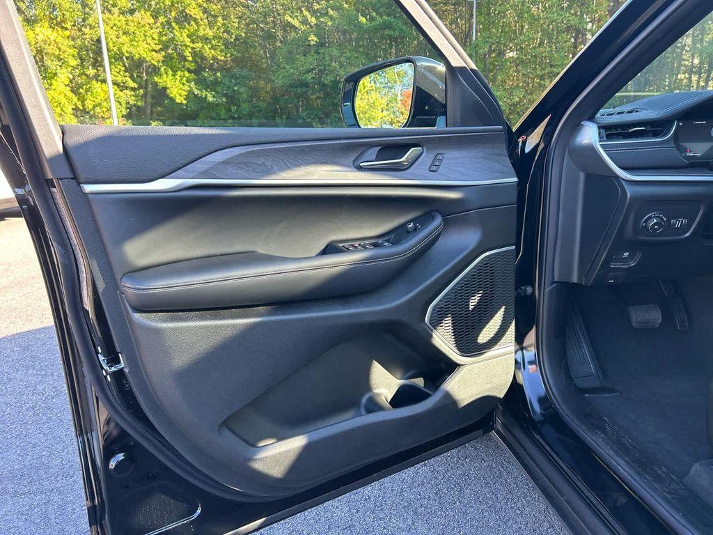 new 2025 Jeep Grand Cherokee car, priced at $52,750