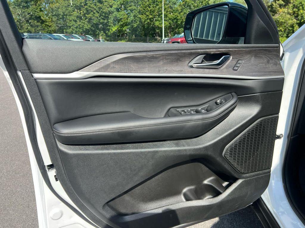 new 2025 Jeep Grand Cherokee car, priced at $45,750