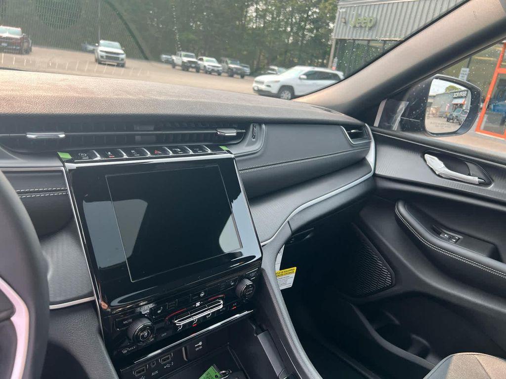 new 2025 Jeep Grand Cherokee car, priced at $39,750