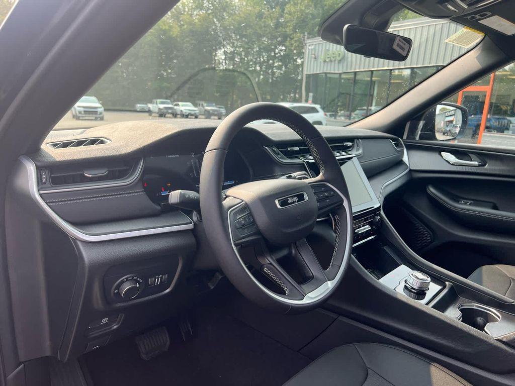 new 2025 Jeep Grand Cherokee car, priced at $39,750