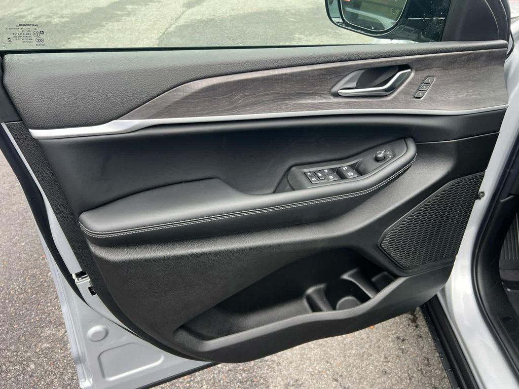 new 2025 Jeep Grand Cherokee car, priced at $45,250