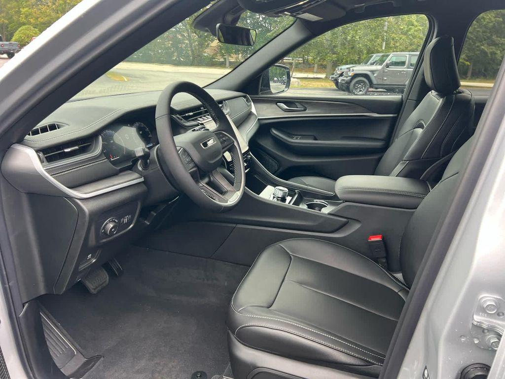 new 2025 Jeep Grand Cherokee car, priced at $45,250