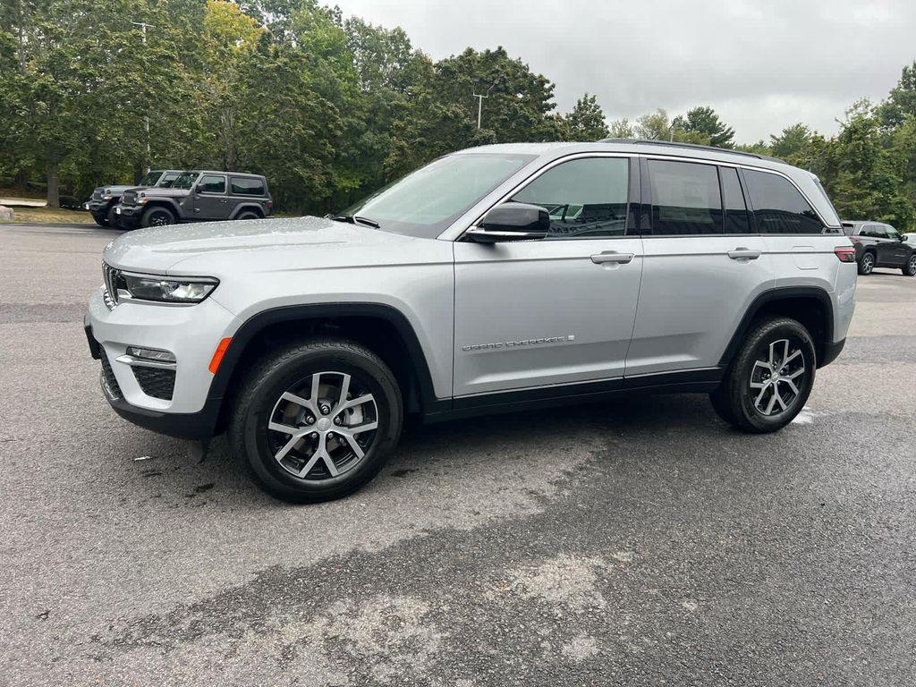 new 2025 Jeep Grand Cherokee car, priced at $45,250