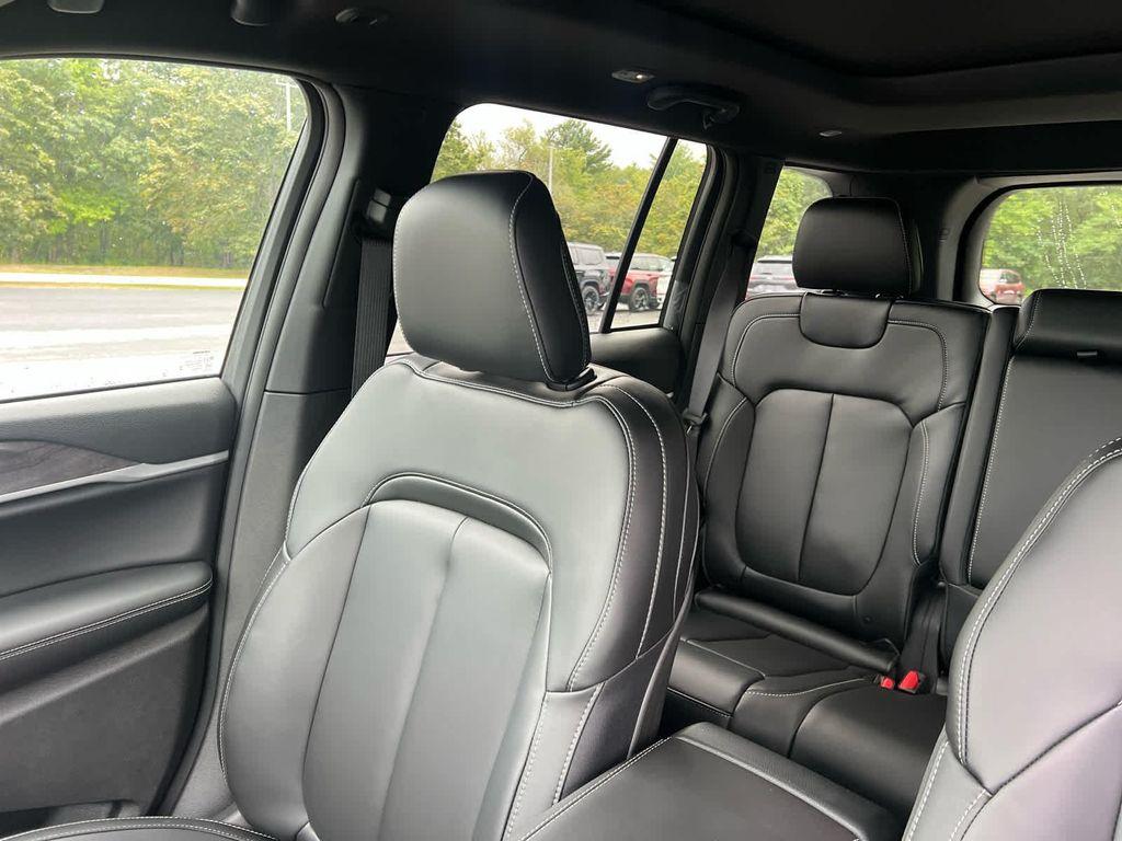 new 2025 Jeep Grand Cherokee car, priced at $45,250