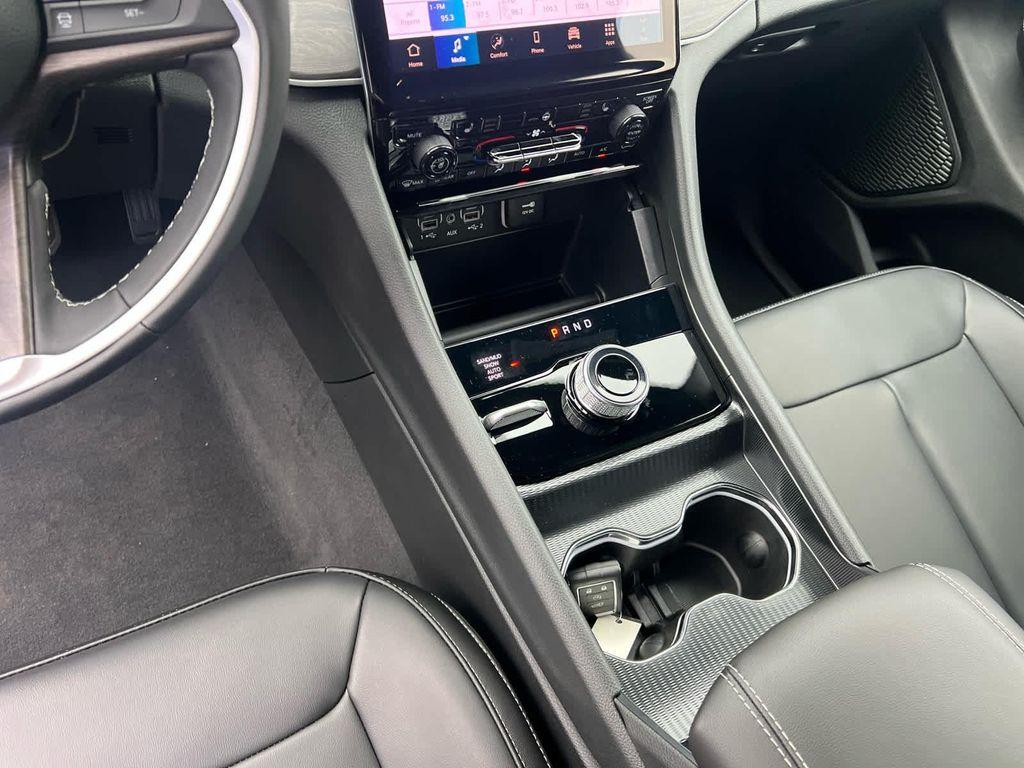 new 2025 Jeep Grand Cherokee car, priced at $45,250