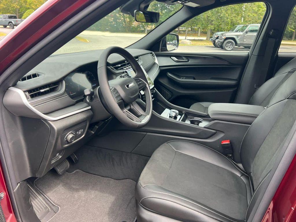 new 2025 Jeep Grand Cherokee car, priced at $44,750