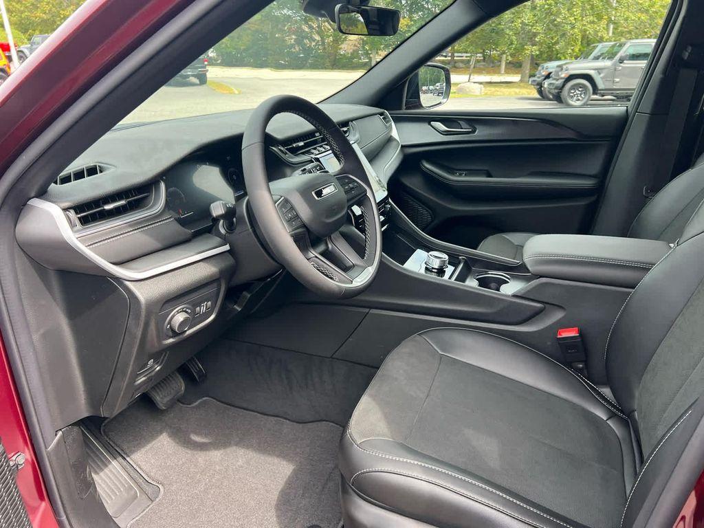new 2025 Jeep Grand Cherokee car, priced at $44,750