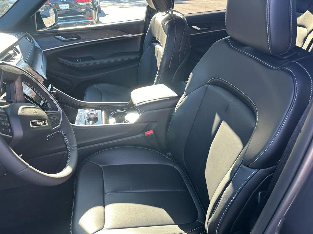 new 2025 Jeep Grand Cherokee car, priced at $45,250