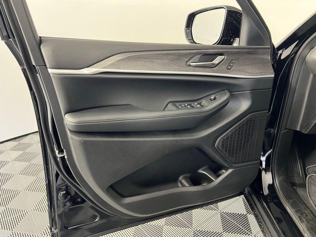new 2025 Jeep Grand Cherokee car, priced at $35,720