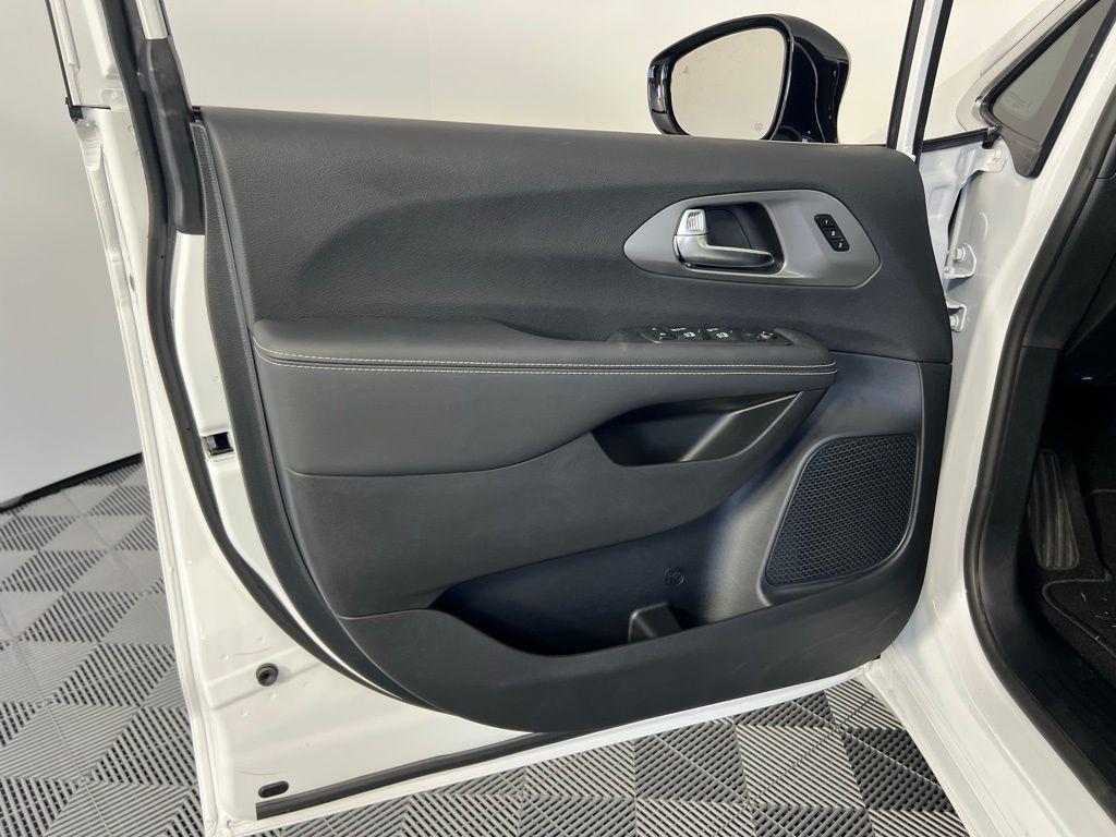 new 2025 Chrysler Pacifica car, priced at $40,225