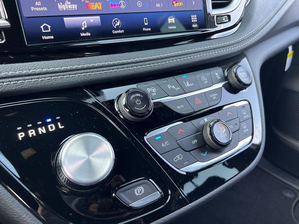 new 2025 Chrysler Pacifica car, priced at $40,225
