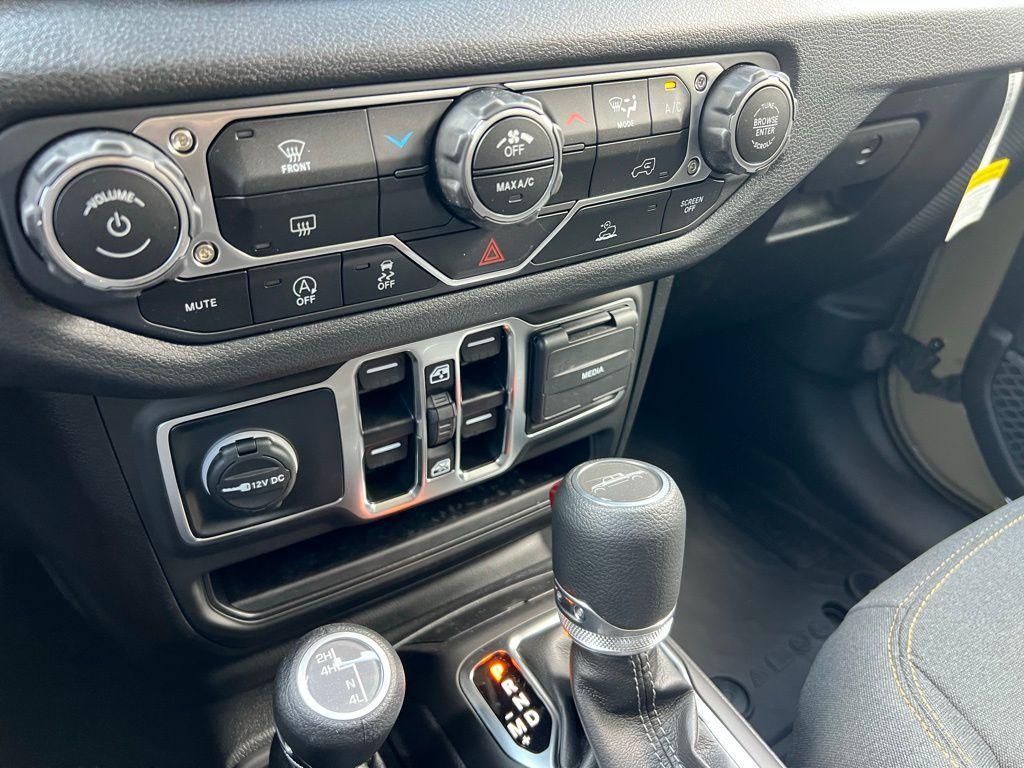 new 2025 Jeep Gladiator car, priced at $42,605