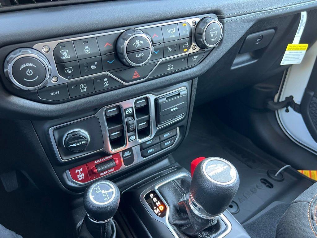 new 2025 Jeep Gladiator car, priced at $44,567