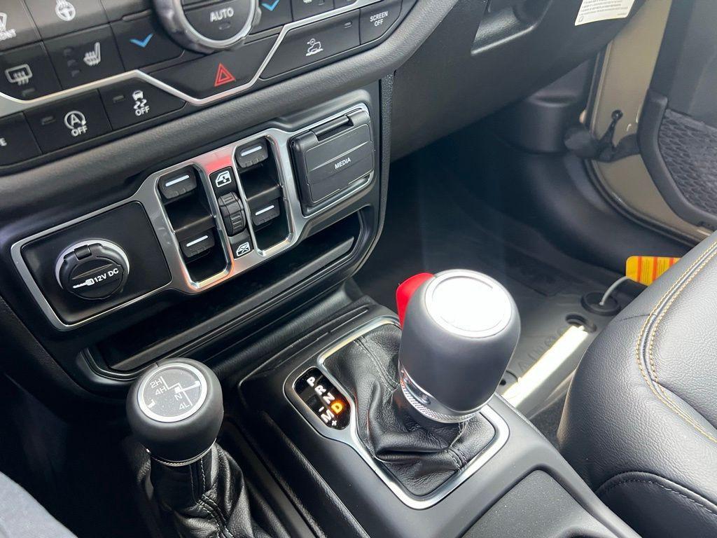 new 2025 Jeep Gladiator car, priced at $43,160