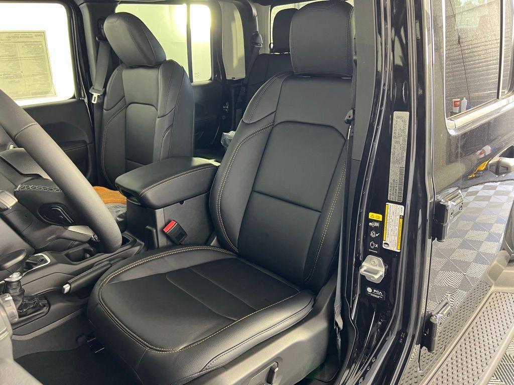 new 2025 Jeep Gladiator car, priced at $43,160