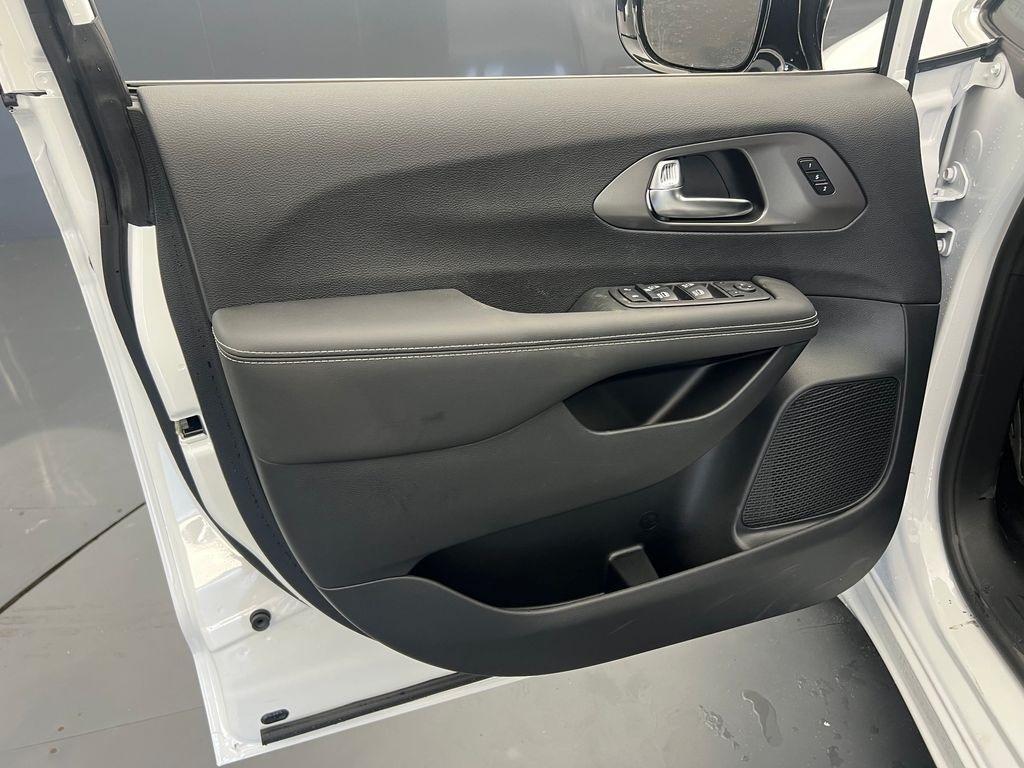 new 2025 Chrysler Pacifica car