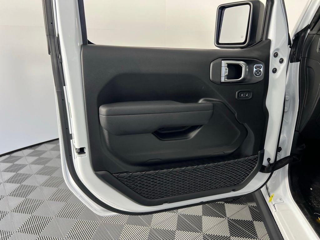new 2025 Jeep Wrangler car, priced at $47,180