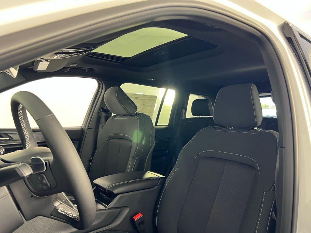 new 2025 Jeep Grand Cherokee car, priced at $33,570