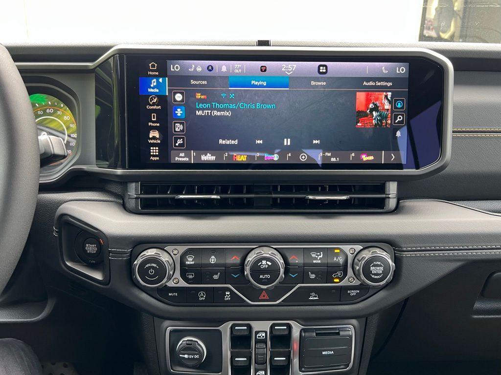 new 2025 Jeep Gladiator car, priced at $46,905